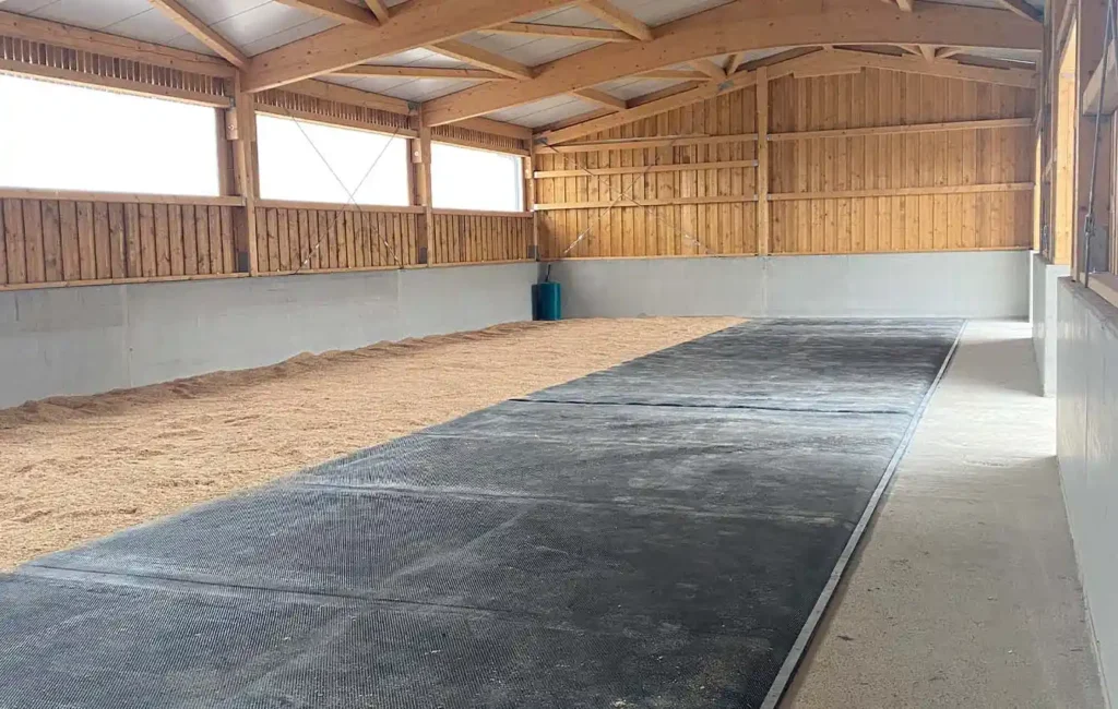 HIT horse bed COMFORT FLEX in combination with wood shavings bedding